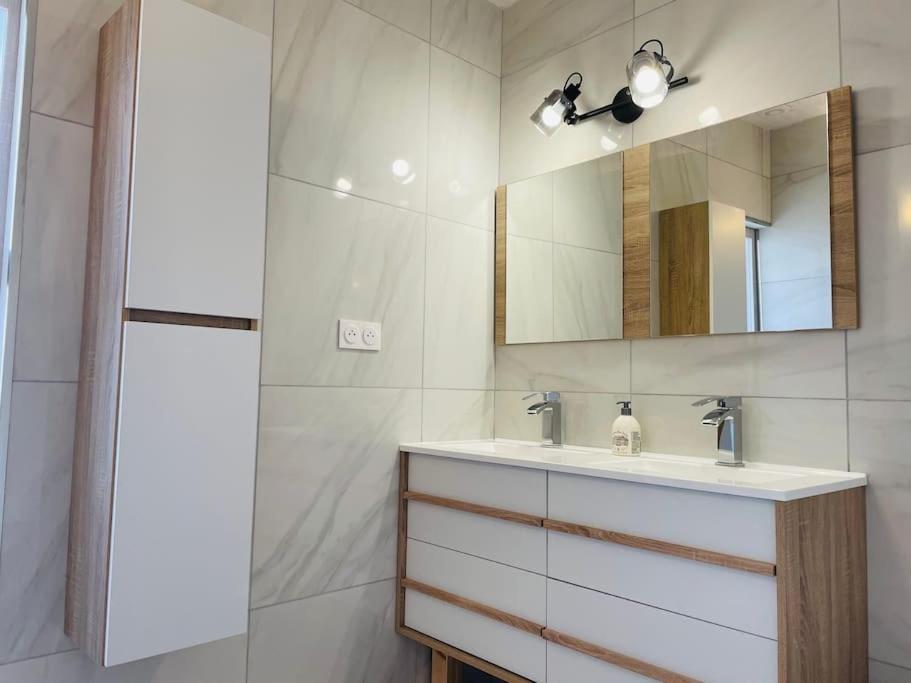 Agreable Maison De Village Avec Balcon Roiffieux Eksteriør billede