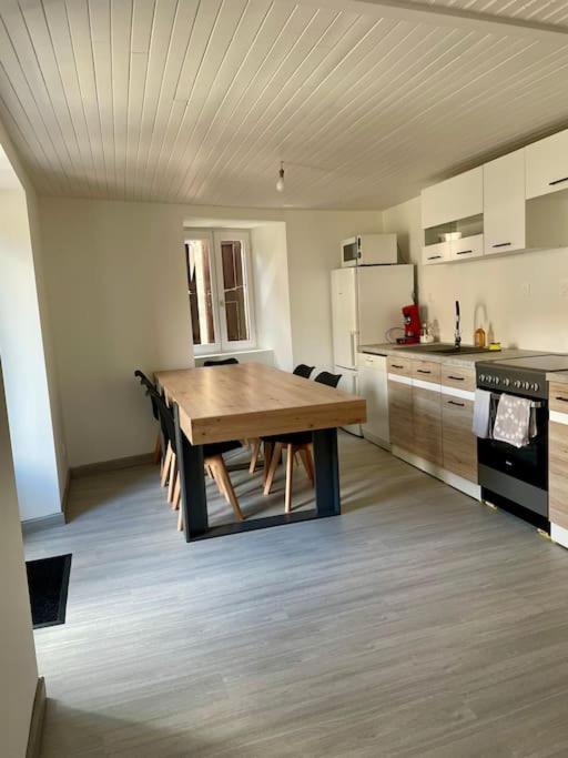 Agreable Maison De Village Avec Balcon Roiffieux Eksteriør billede